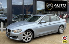 BMW 3 Serie - 328i xDrive High Executive 245PK | Automaat | Elektrisch Glazen Schuif-/Kanteldak | Memory Seat | Trekhaak | 18 Inch | Liquid Blau | 2 Sleutels |