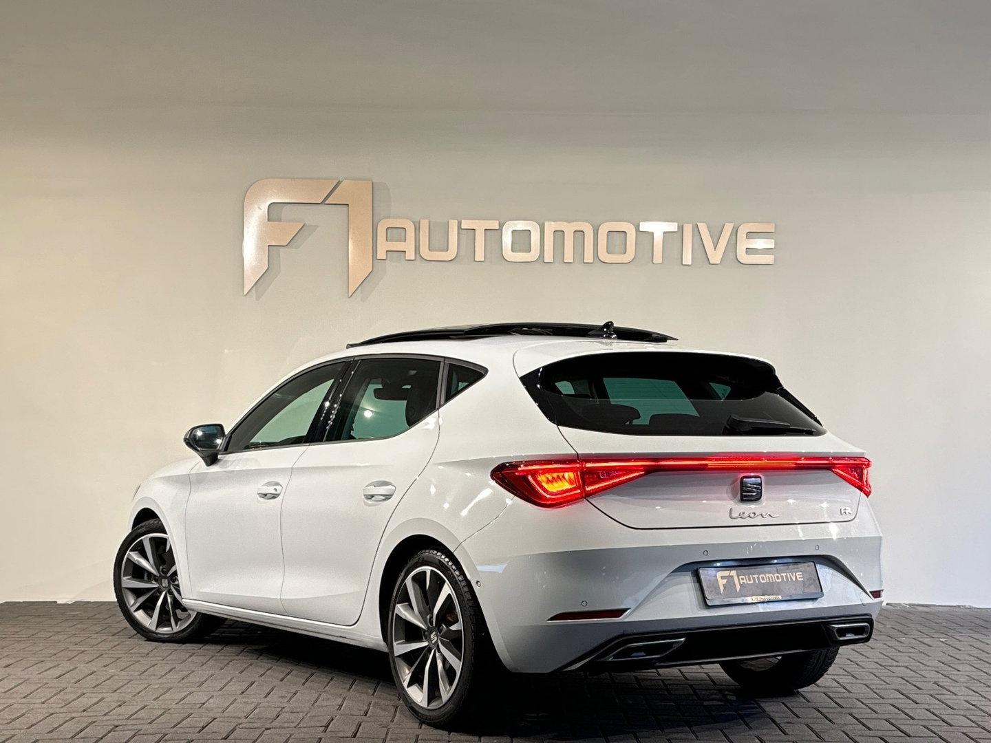 SEAT Leon 1.5 eTSI FR Launch Pano|Keyless|Sfeer|Dodehoek|VOL