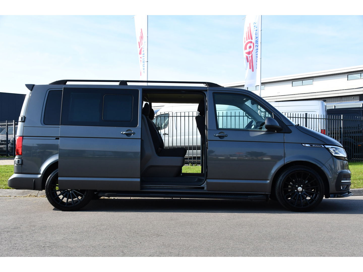 Volkswagen Transporter 2.0 TDI L2H1 30 DC Bulli Virtual, Carplay, Camera, LED, 150pk, 2 x Schuifdeur, Automaat, Trekhaak, Uniek!