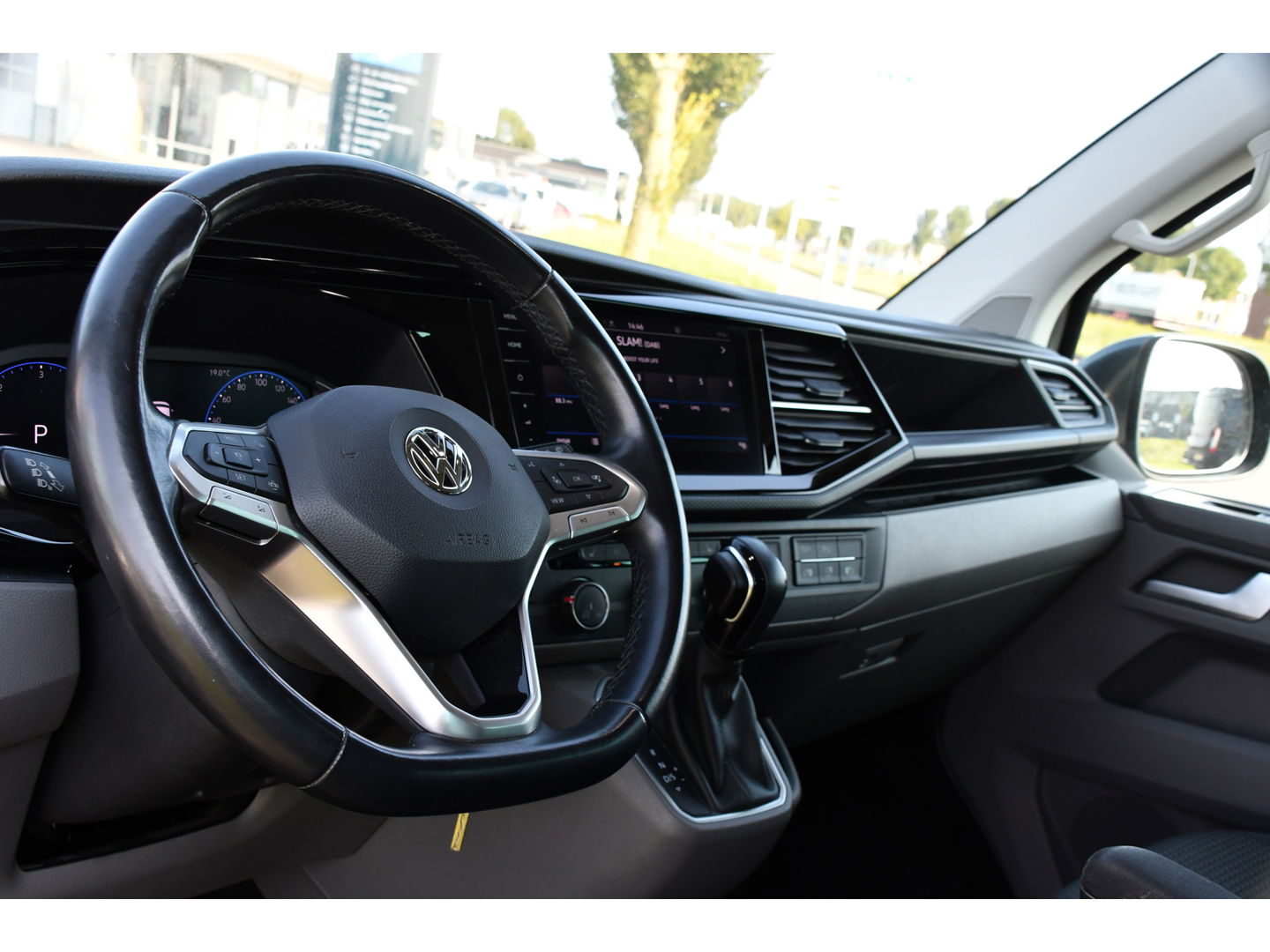 Volkswagen Transporter 2.0 TDI L2H1 30 DC Bulli Virtual, Carplay, Camera, LED, 150pk, 2 x Schuifdeur, Automaat, Trekhaak, Uniek!