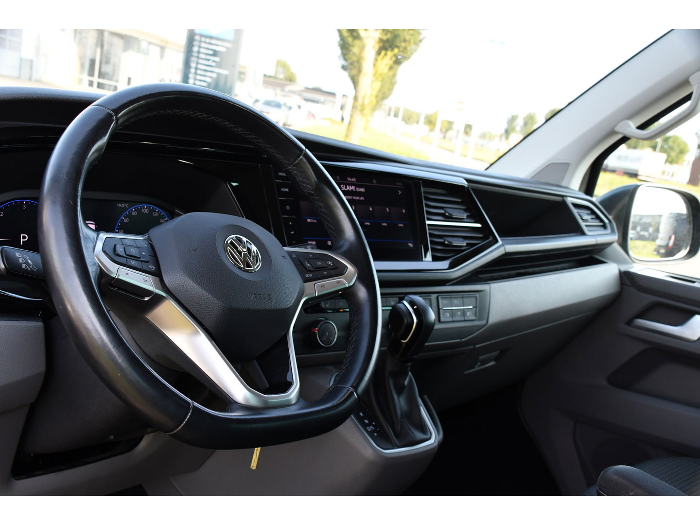 Volkswagen Transporter 2.0 TDI L2H1 30 DC Bulli Virtual, Carplay, Camera, LED, 150pk, 2 x Schuifdeur, Automaat, Trekhaak, Uniek!