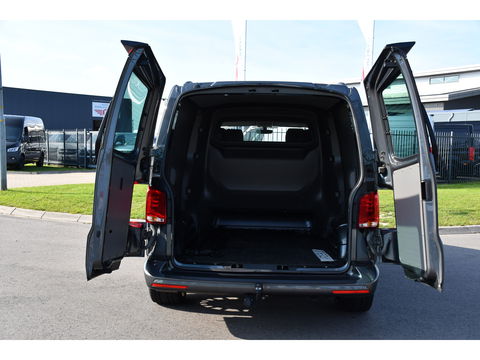 Volkswagen Transporter 2.0 TDI L2H1 30 DC Bulli Virtual, Carplay, Camera, LED, 150pk, 2 x Schuifdeur, Automaat, Trekhaak, Uniek!