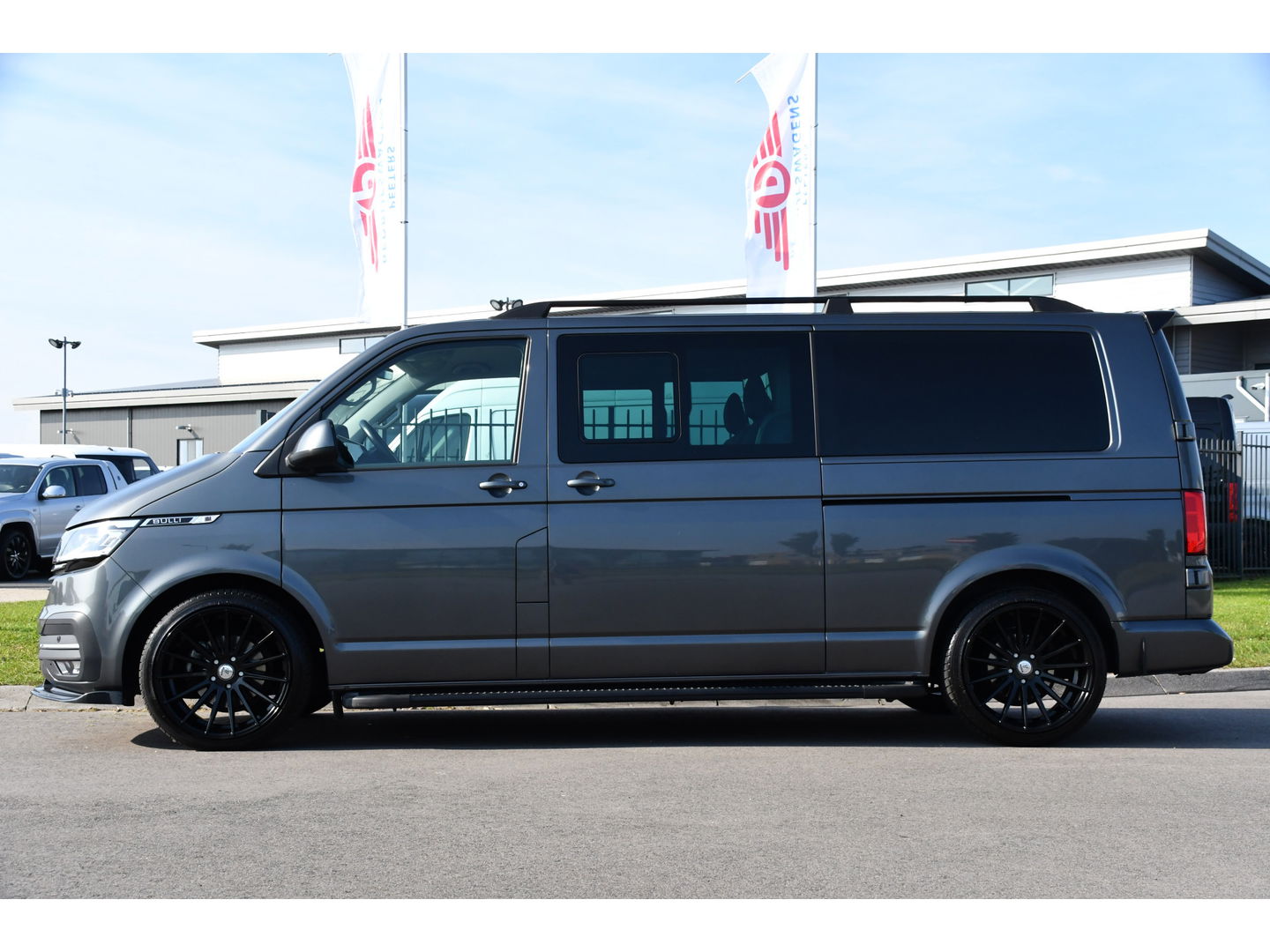Volkswagen Transporter 2.0 TDI L2H1 30 DC Bulli Virtual, Carplay, Camera, LED, 150pk, 2 x Schuifdeur, Automaat, Trekhaak, Uniek!