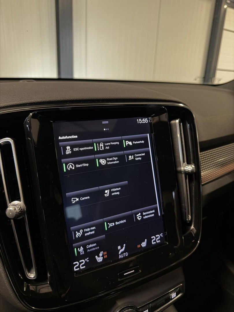 Volvo XC40 2.0 T4 191PK R-Design Pano Trekhaak Camera Leer