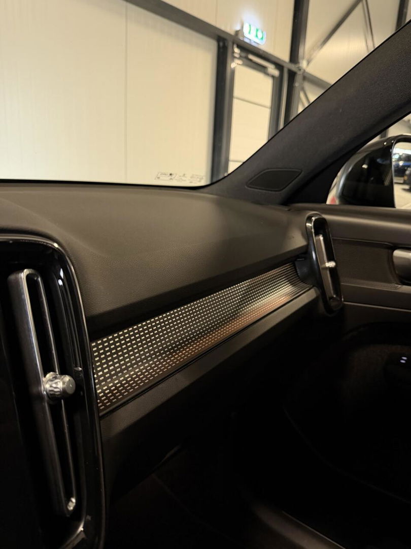 Volvo XC40 2.0 T4 191PK R-Design Pano Trekhaak Camera Leer