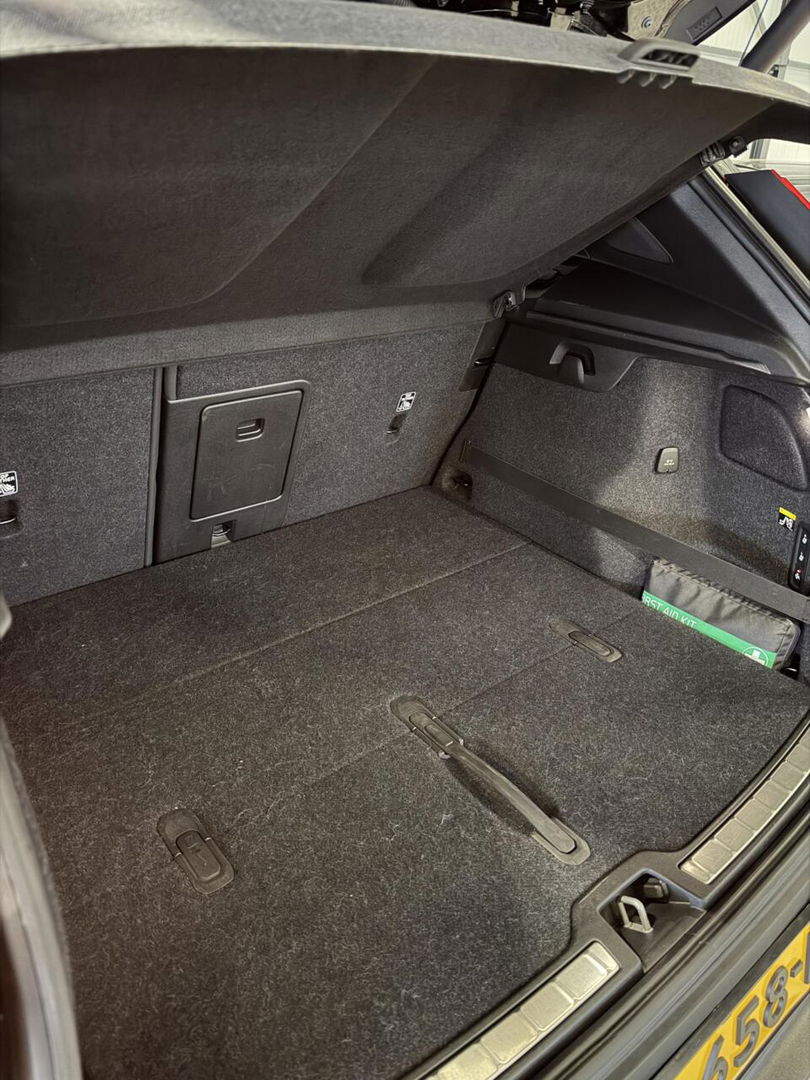 Volvo XC40 2.0 T4 191PK R-Design Pano Trekhaak Camera Leer