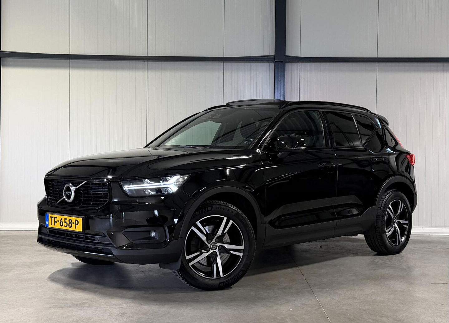 Volvo XC40 2.0 T4 191PK R-Design Pano Trekhaak Camera Leer