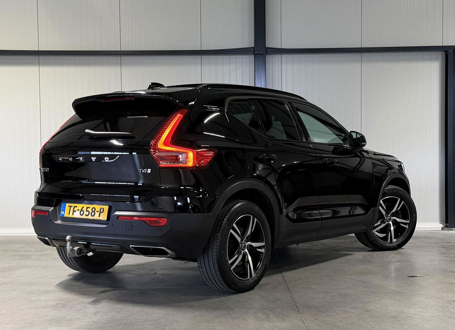 Volvo XC40 2.0 T4 191PK R-Design Pano Trekhaak Camera Leer