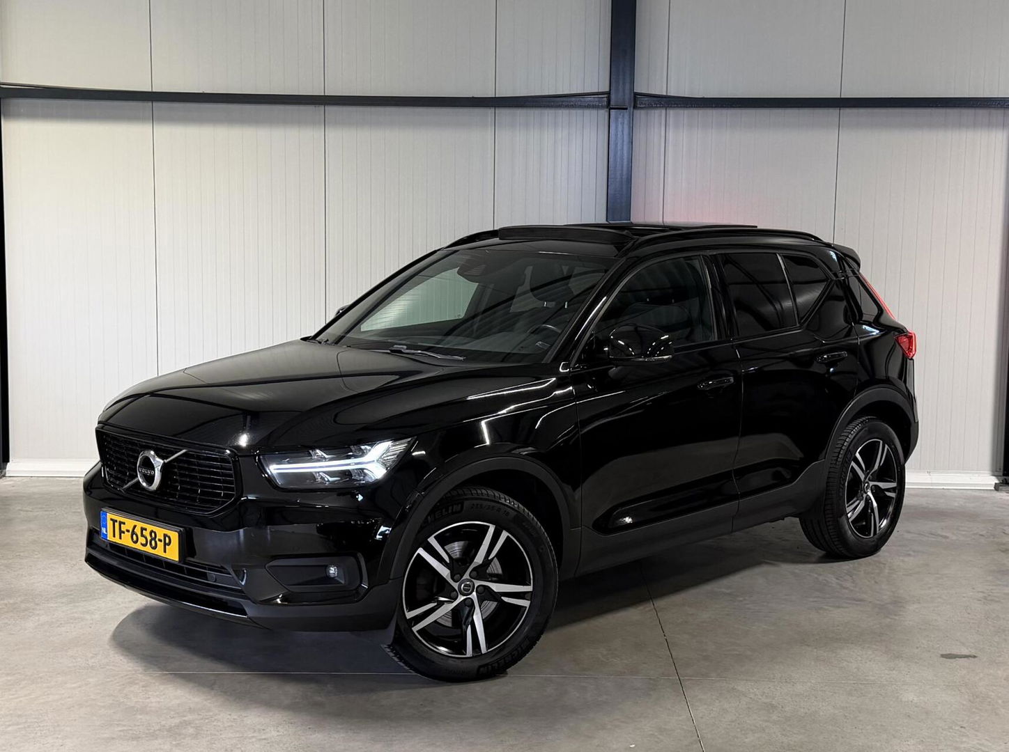 Volvo XC40 2.0 T4 191PK R-Design Pano Trekhaak Camera Leer