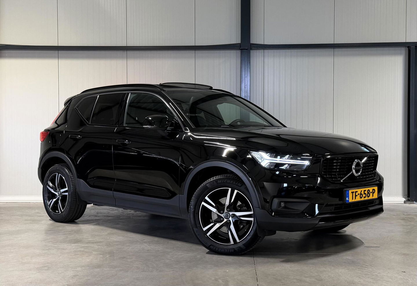 Volvo XC40 2.0 T4 191PK R-Design Pano Trekhaak Camera Leer