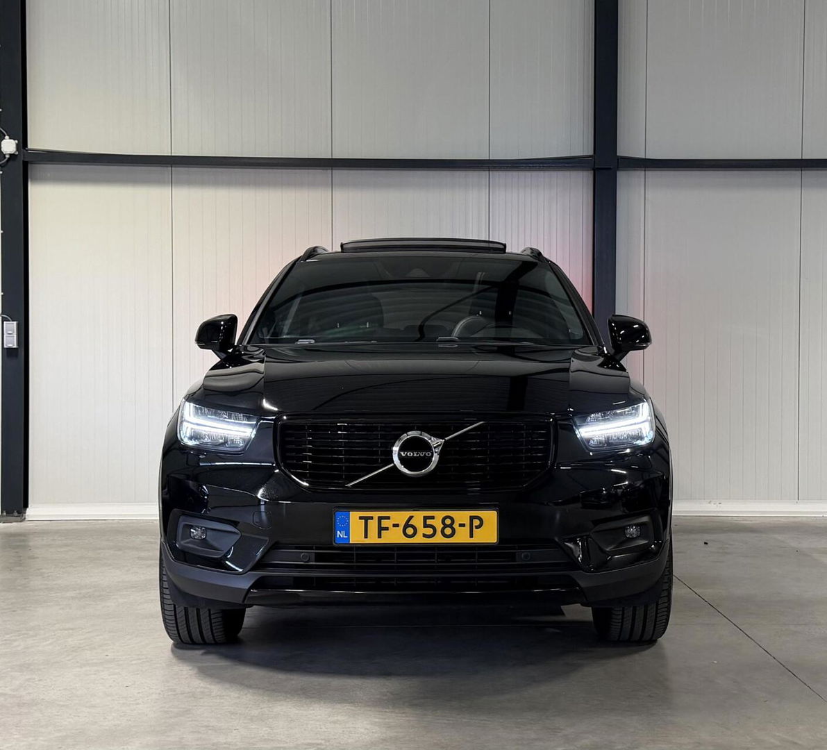 Volvo XC40 2.0 T4 191PK R-Design Pano Trekhaak Camera Leer