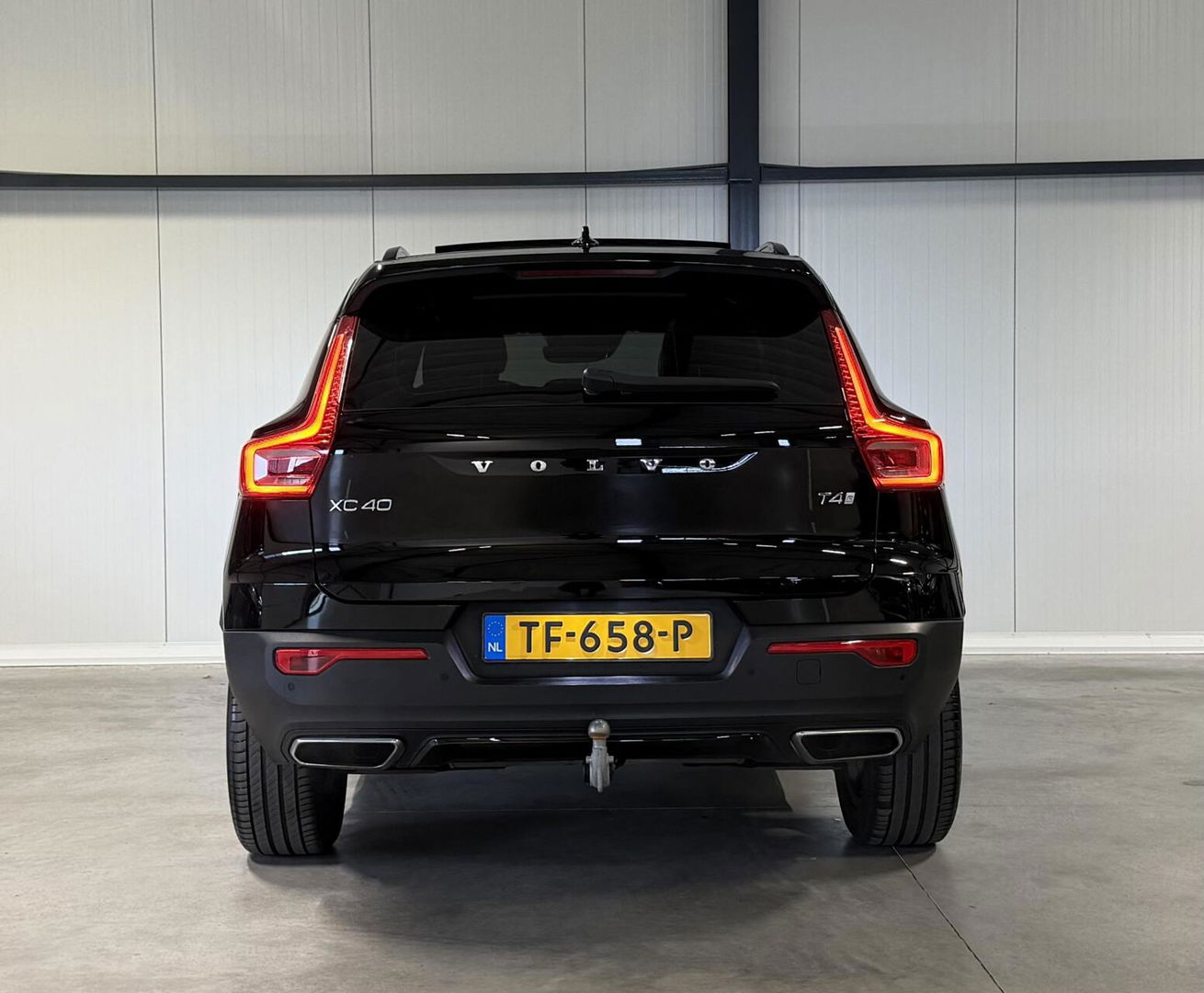 Volvo XC40 2.0 T4 191PK R-Design Pano Trekhaak Camera Leer