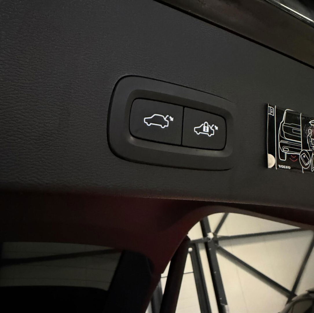 Volvo XC40 2.0 T4 191PK R-Design Pano Trekhaak Camera Leer