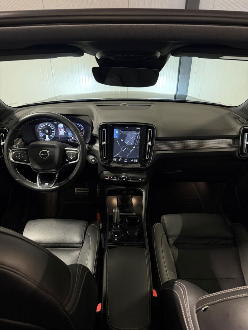 Volvo XC40 2.0 T4 191PK R-Design Pano Trekhaak Camera Leer