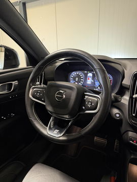 Volvo XC40 2.0 T4 191PK R-Design Pano Trekhaak Camera Leer