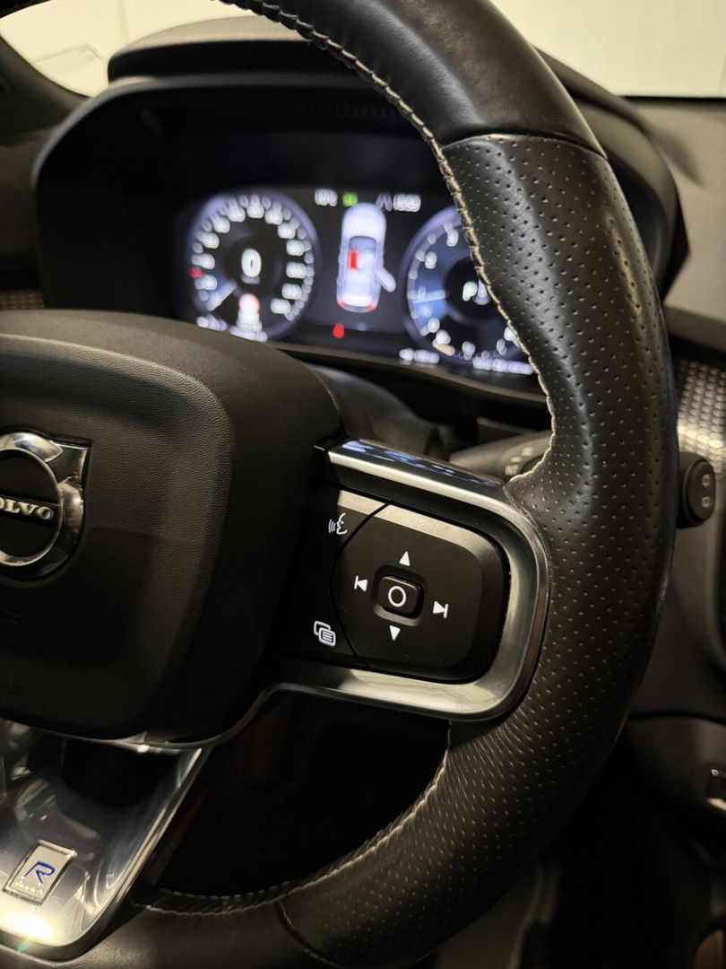 Volvo XC40 2.0 T4 191PK R-Design Pano Trekhaak Camera Leer