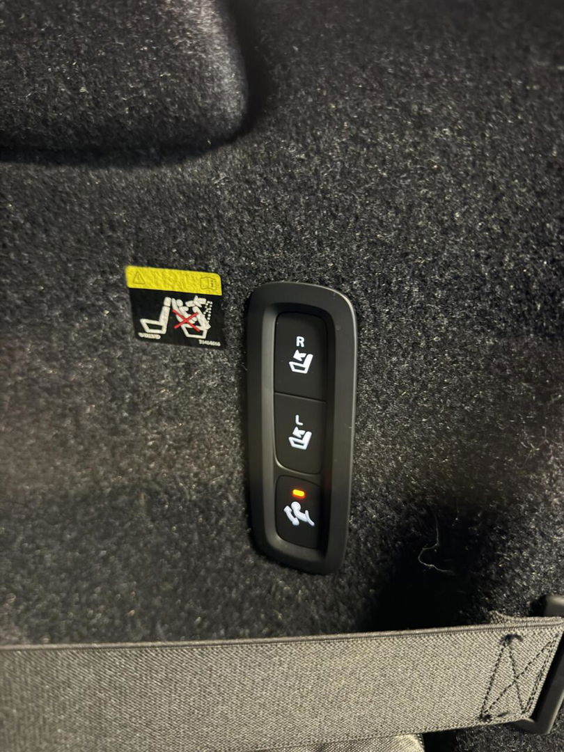 Volvo XC40 2.0 T4 191PK R-Design Pano Trekhaak Camera Leer