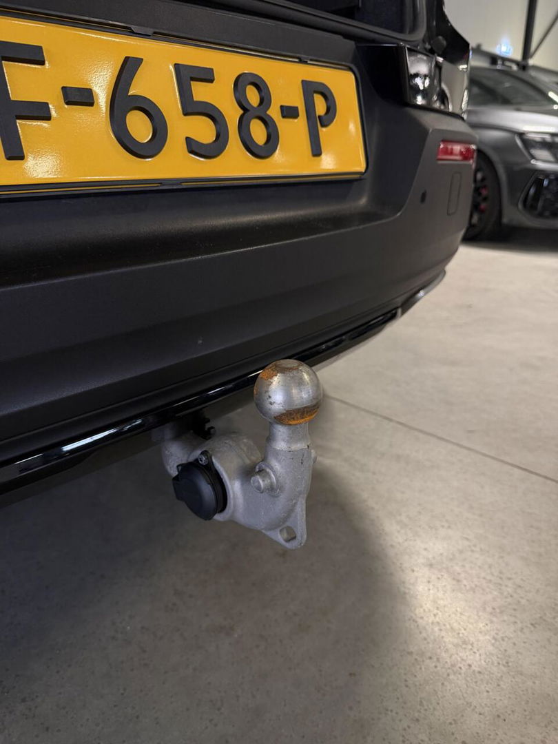 Volvo XC40 2.0 T4 191PK R-Design Pano Trekhaak Camera Leer