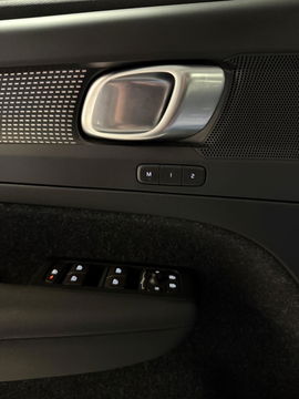 Volvo XC40 2.0 T4 191PK R-Design Pano Trekhaak Camera Leer