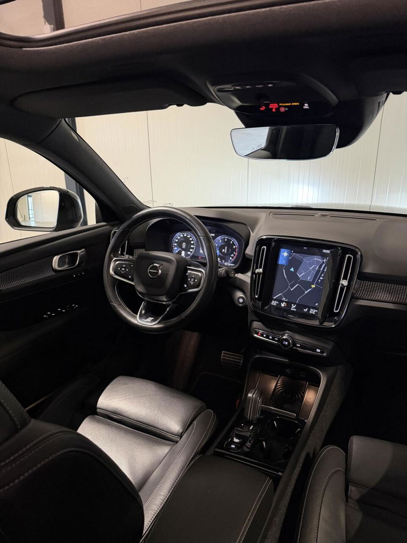 Volvo XC40 2.0 T4 191PK R-Design Pano Trekhaak Camera Leer