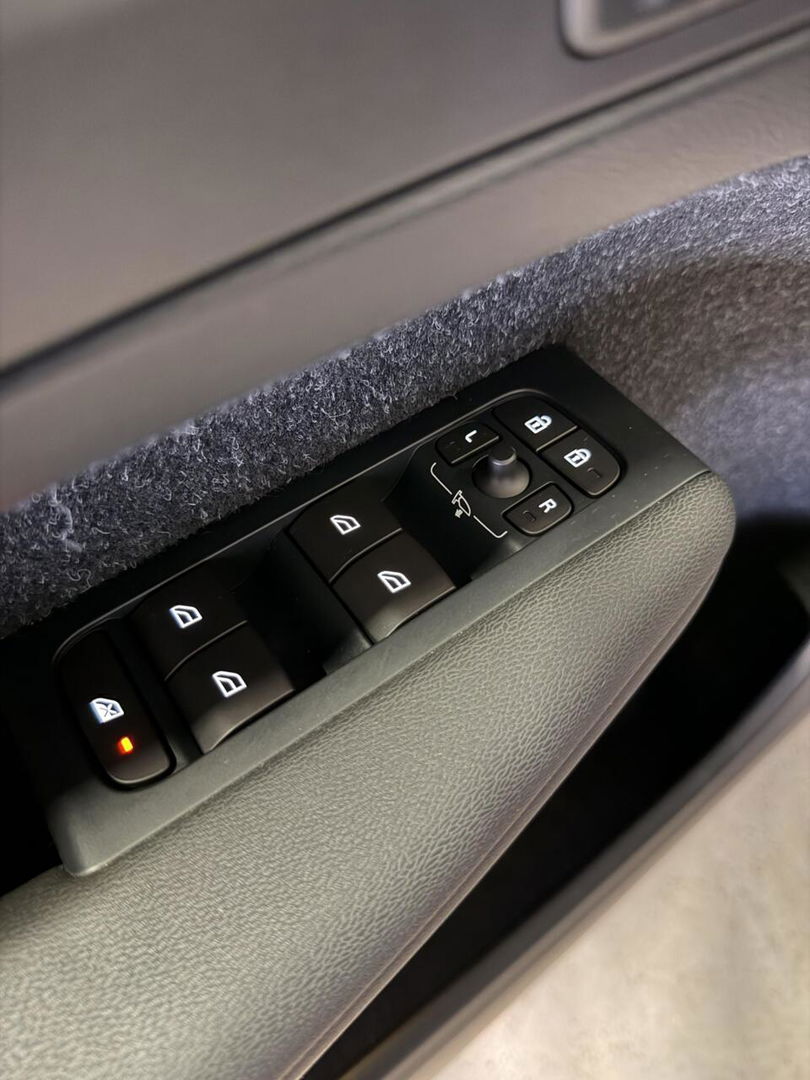 Volvo XC40 2.0 T4 191PK R-Design Pano Trekhaak Camera Leer