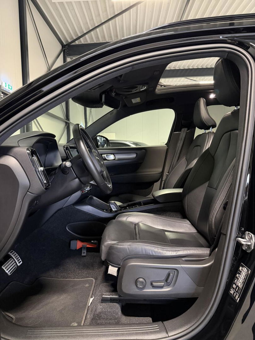 Volvo XC40 2.0 T4 191PK R-Design Pano Trekhaak Camera Leer
