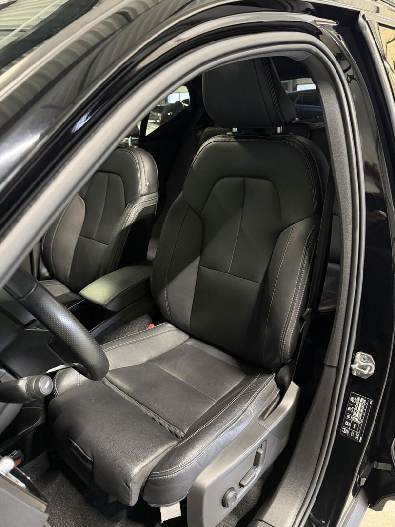 Volvo XC40 2.0 T4 191PK R-Design Pano Trekhaak Camera Leer