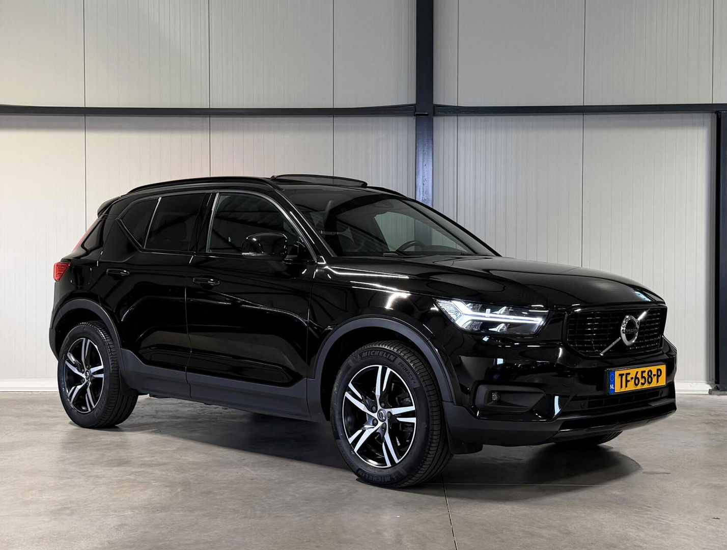 Volvo XC40 2.0 T4 191PK R-Design Pano Trekhaak Camera Leer