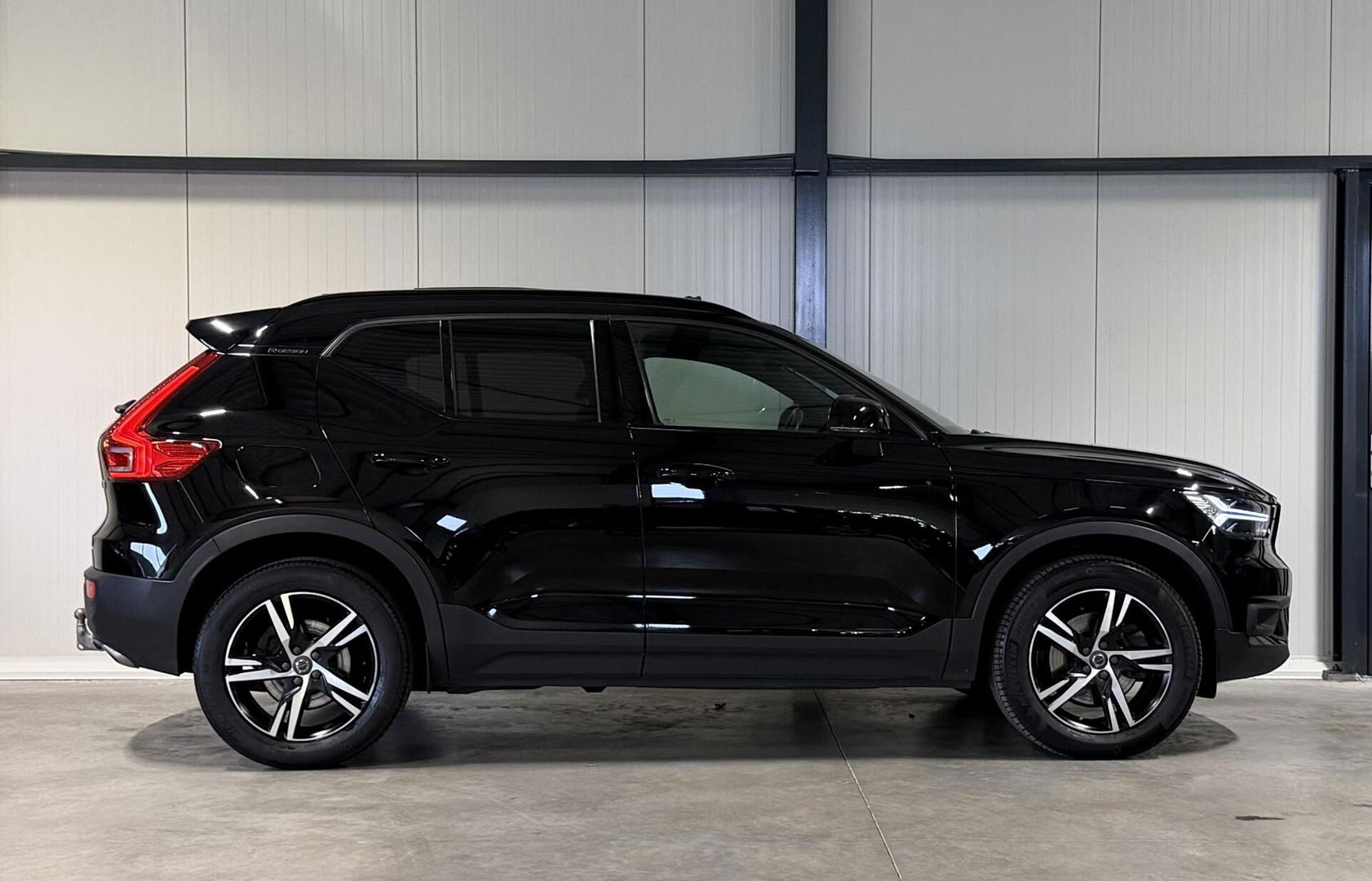 Volvo XC40 2.0 T4 191PK R-Design Pano Trekhaak Camera Leer