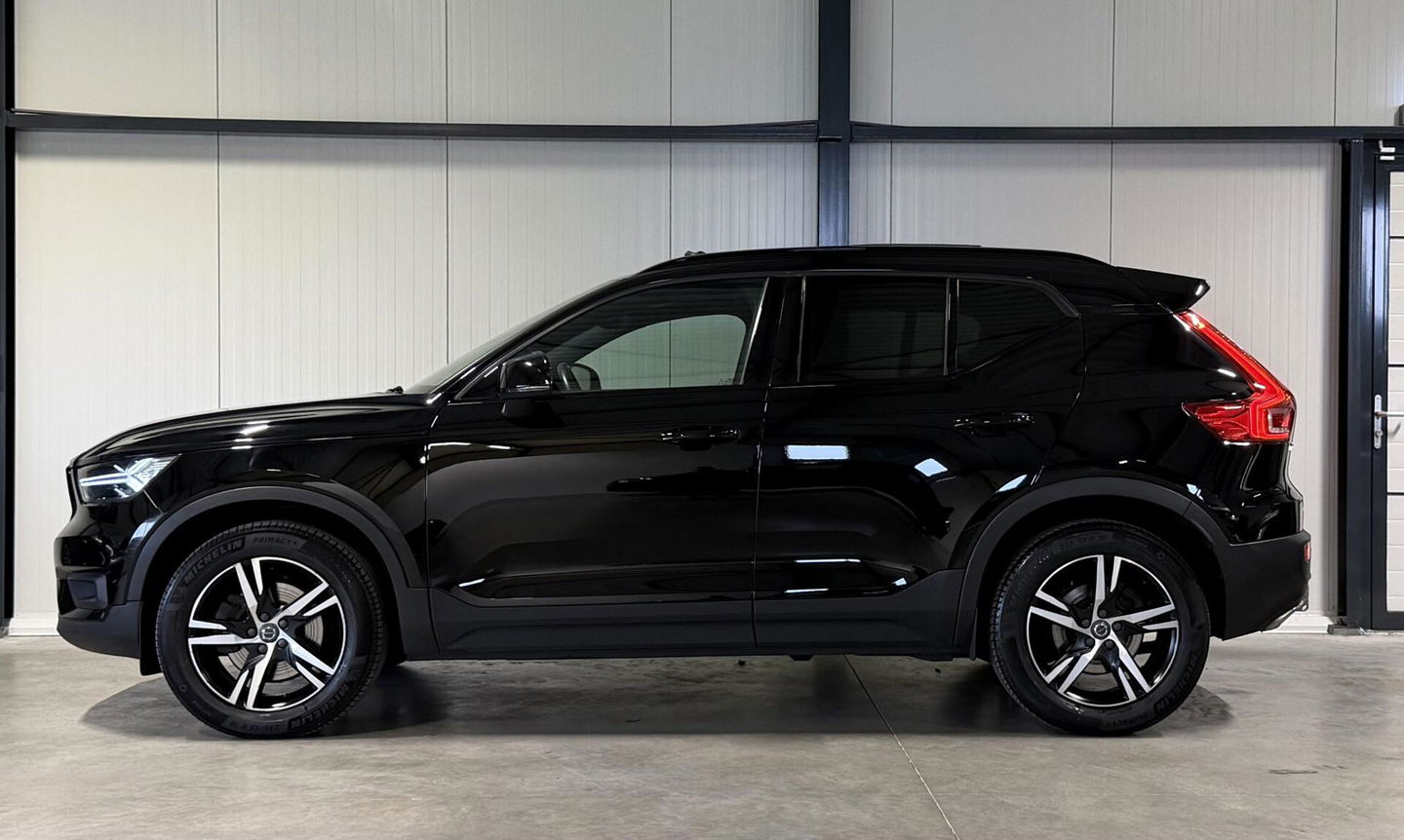 Volvo XC40 2.0 T4 191PK R-Design Pano Trekhaak Camera Leer