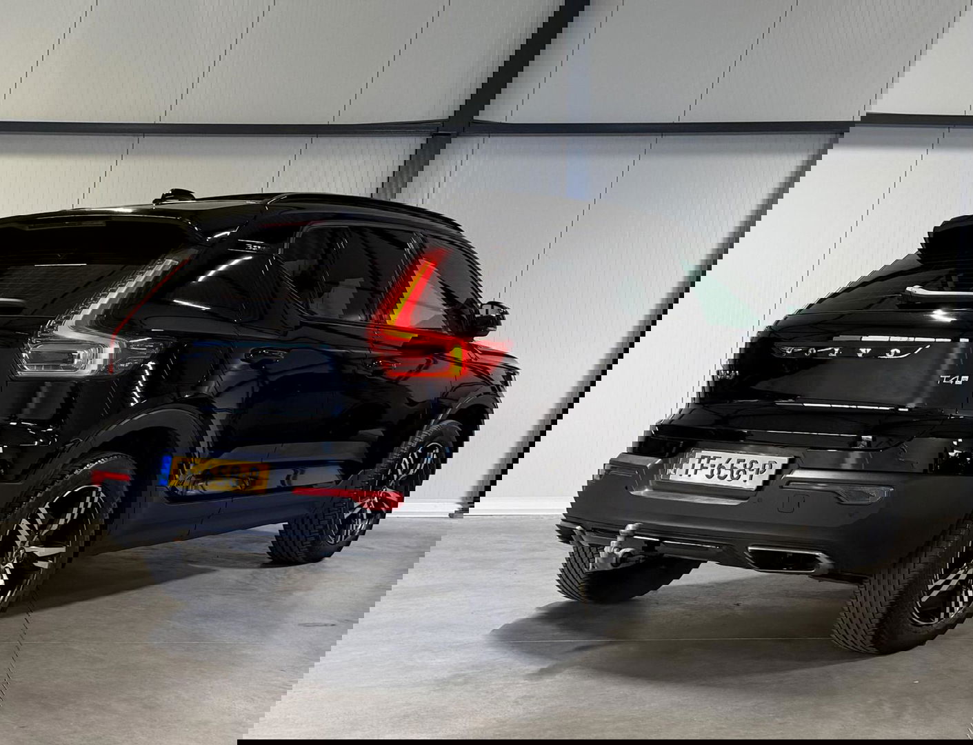 Volvo XC40 2.0 T4 191PK R-Design Pano Trekhaak Camera Leer