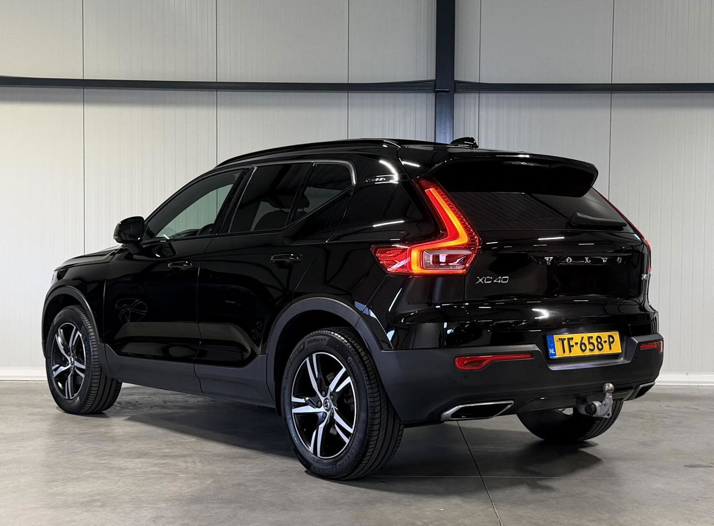 Volvo XC40 2.0 T4 191PK R-Design Pano Trekhaak Camera Leer