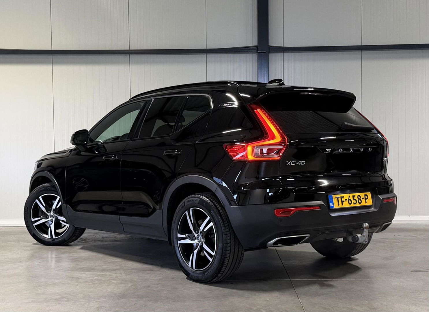 Volvo XC40 2.0 T4 191PK R-Design Pano Trekhaak Camera Leer