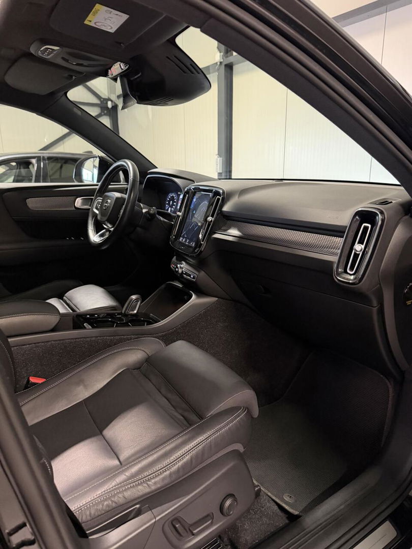 Volvo XC40 2.0 T4 191PK R-Design Pano Trekhaak Camera Leer