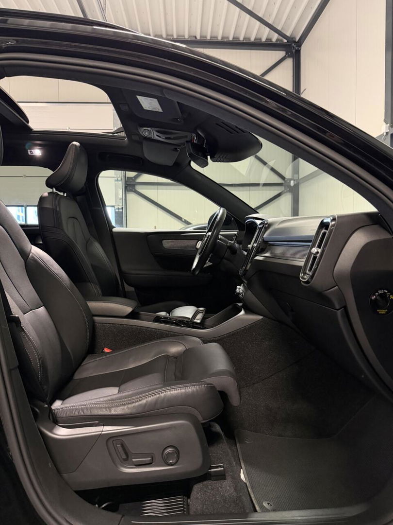 Volvo XC40 2.0 T4 191PK R-Design Pano Trekhaak Camera Leer