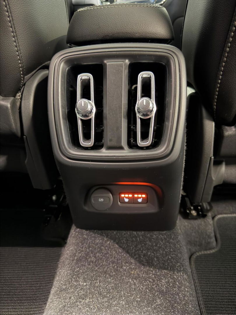 Volvo XC40 2.0 T4 191PK R-Design Pano Trekhaak Camera Leer