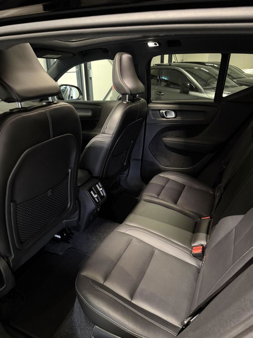 Volvo XC40 2.0 T4 191PK R-Design Pano Trekhaak Camera Leer