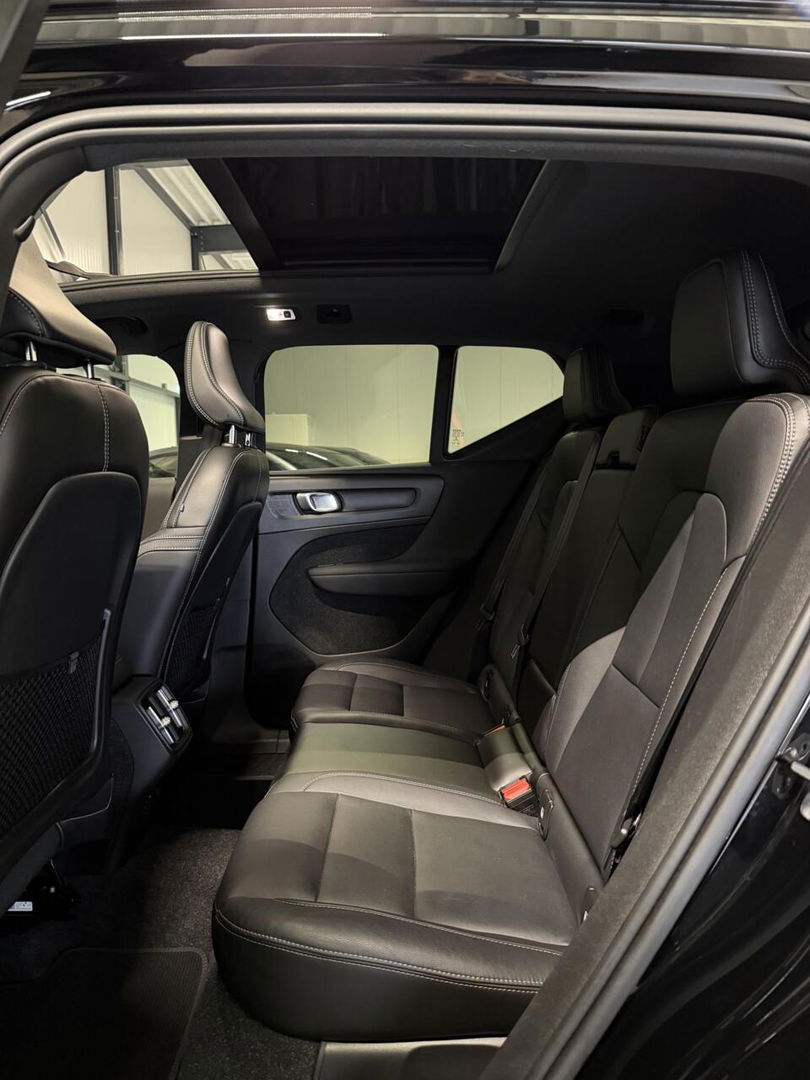 Volvo XC40 2.0 T4 191PK R-Design Pano Trekhaak Camera Leer