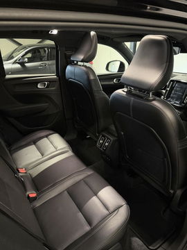 Volvo XC40 2.0 T4 191PK R-Design Pano Trekhaak Camera Leer