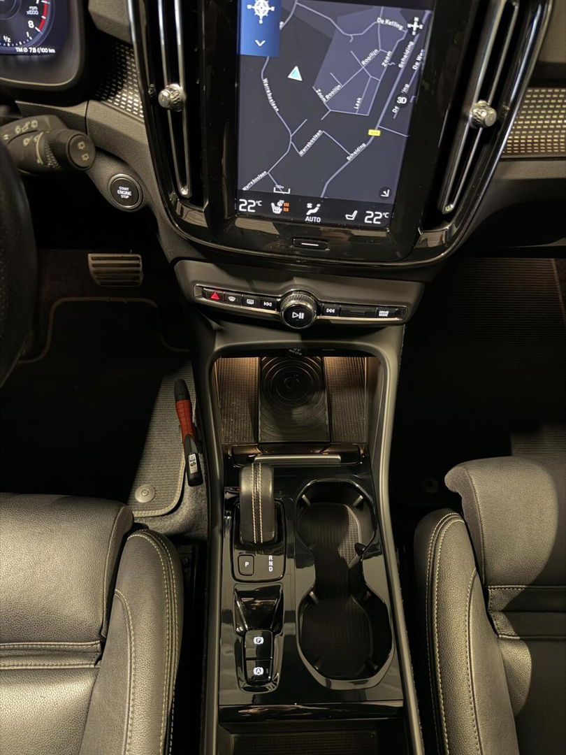 Volvo XC40 2.0 T4 191PK R-Design Pano Trekhaak Camera Leer