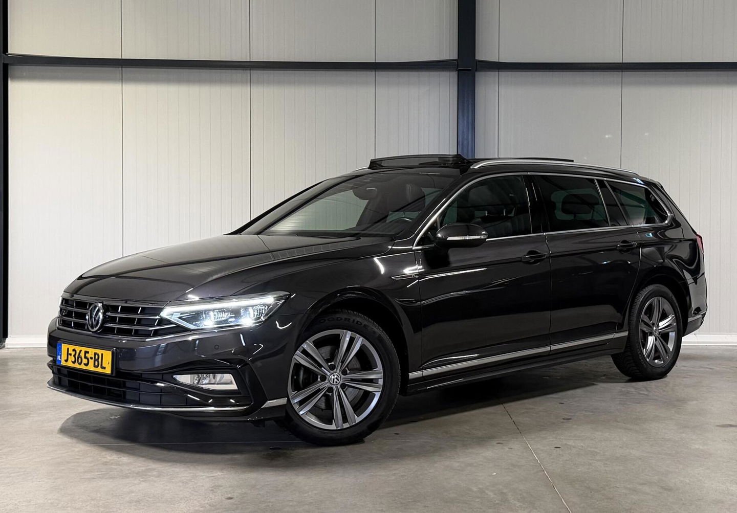 Volkswagen Passat Variant Volkswagen Passat 1.6 TDI R-line Pano Virtual Trekhaak NAP
