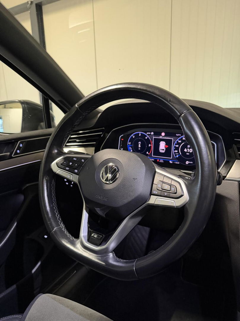 Volkswagen Passat Variant Volkswagen Passat 1.6 TDI R-line Pano Virtual Trekhaak NAP