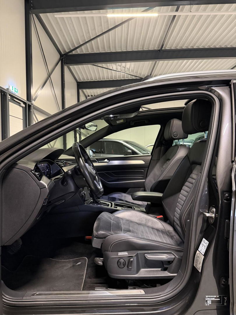 Volkswagen Passat Variant Volkswagen Passat 1.6 TDI R-line Pano Virtual Trekhaak NAP