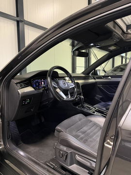 Volkswagen Passat Variant Volkswagen Passat 1.6 TDI R-line Pano Virtual Trekhaak NAP