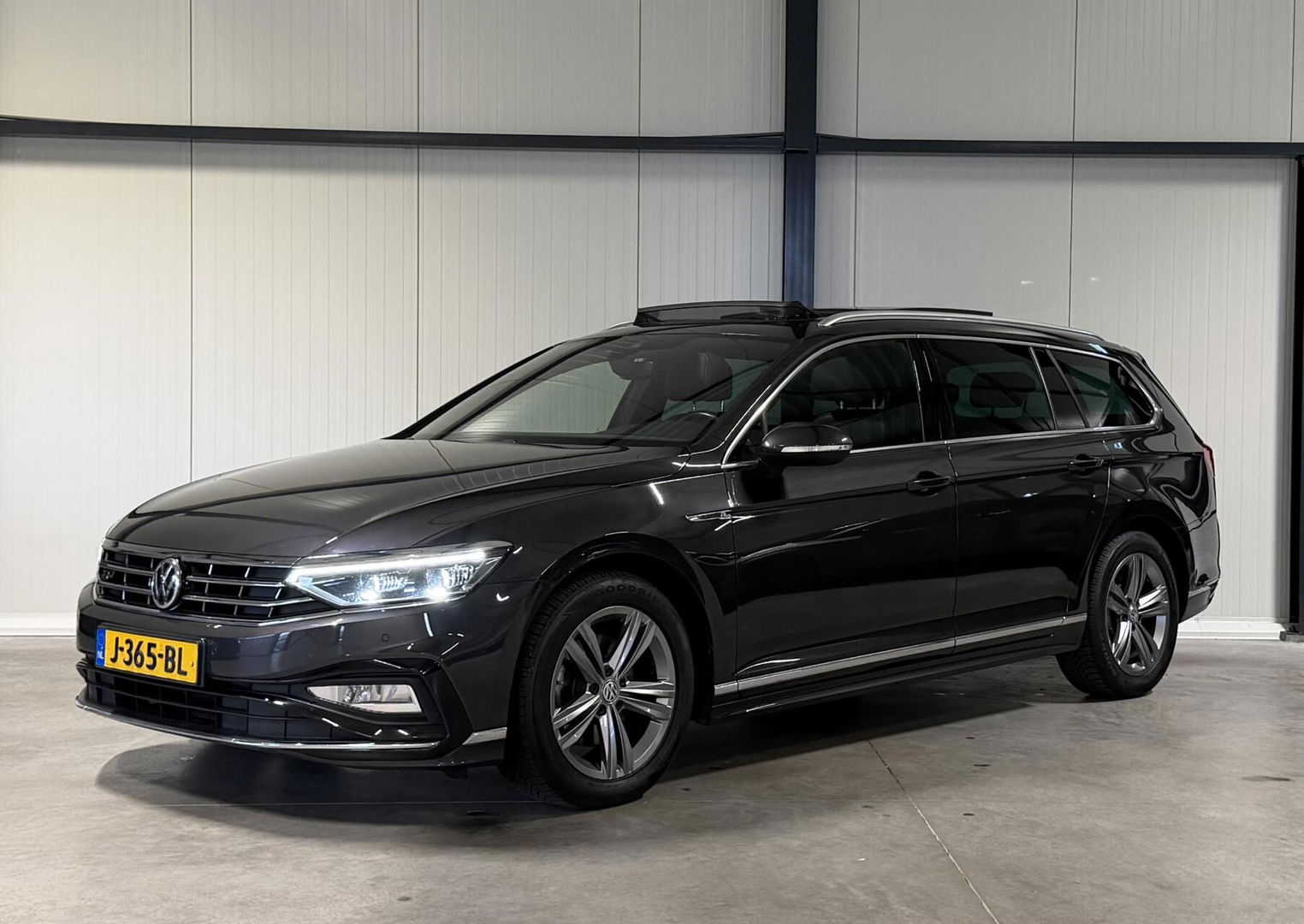 Volkswagen Passat Variant Volkswagen Passat 1.6 TDI R-line Pano Virtual Trekhaak NAP
