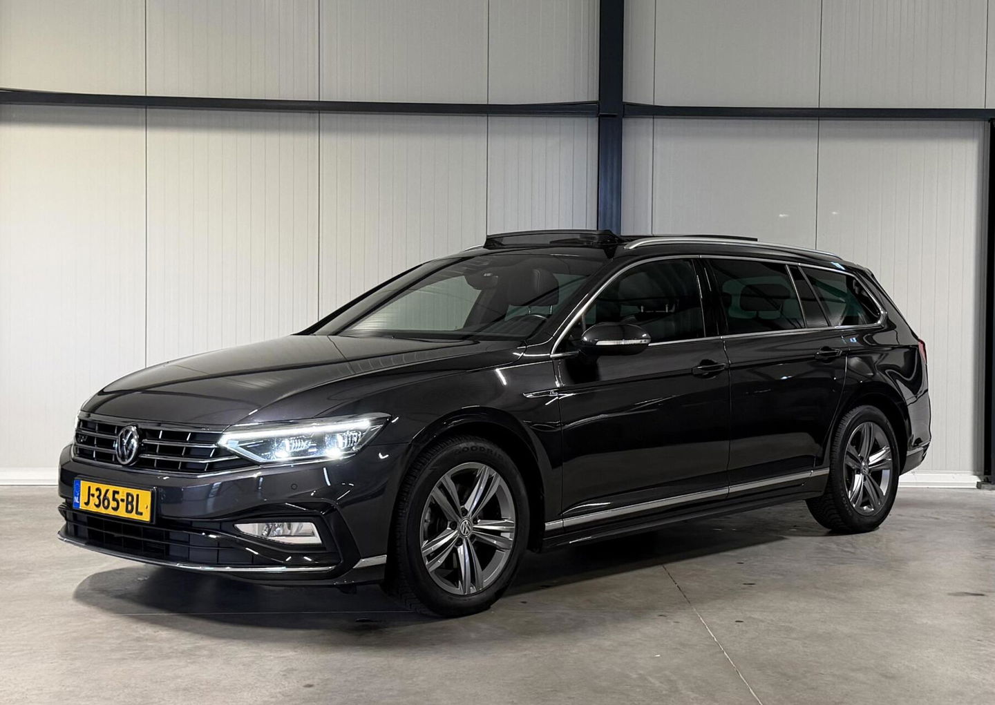Volkswagen Passat Variant Volkswagen Passat 1.6 TDI R-line Pano Virtual Trekhaak NAP