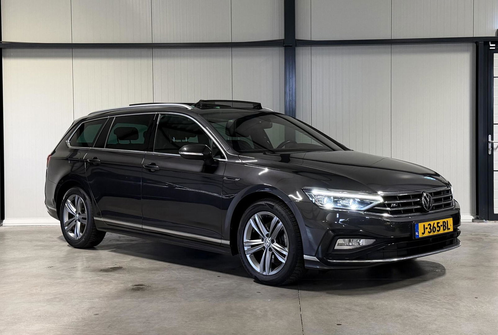 Volkswagen Passat Variant Volkswagen Passat 1.6 TDI R-line Pano Virtual Trekhaak NAP
