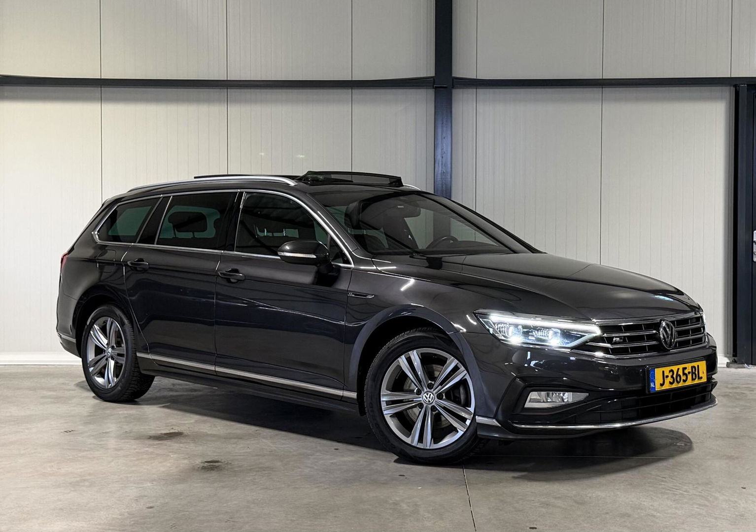 Volkswagen Passat Variant Volkswagen Passat 1.6 TDI R-line Pano Virtual Trekhaak NAP