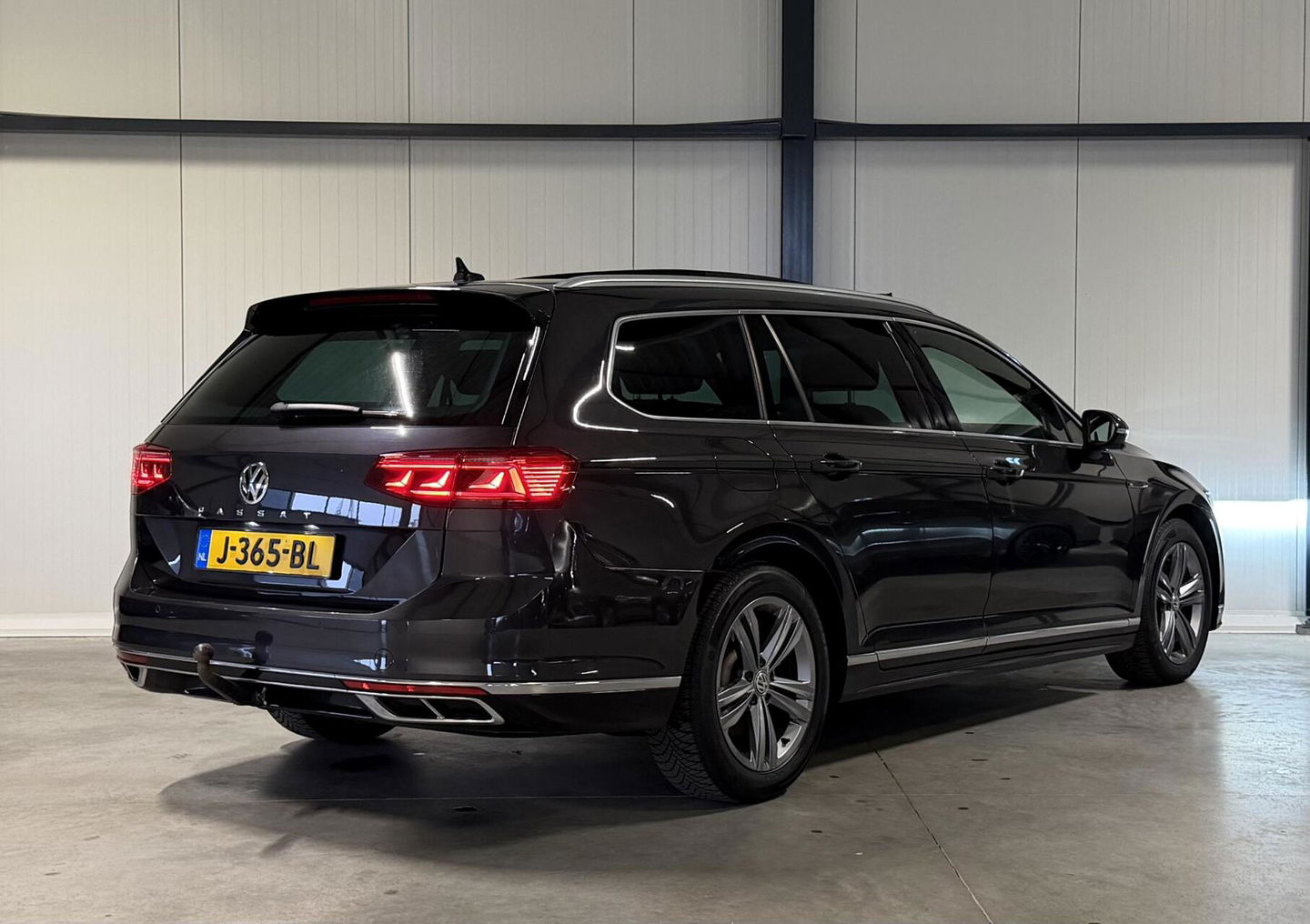 Volkswagen Passat Variant Volkswagen Passat 1.6 TDI R-line Pano Virtual Trekhaak NAP