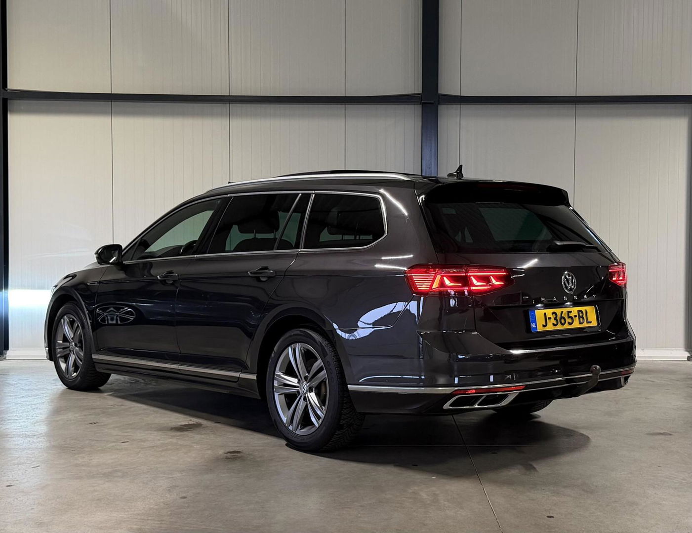 Volkswagen Passat Variant Volkswagen Passat 1.6 TDI R-line Pano Virtual Trekhaak NAP